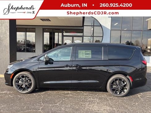 New 2026 Chrysler Pacifica Select w/ S Appearance Package image 1