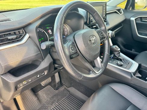 Used 2021 Toyota RAV4 XLE Premium image 16