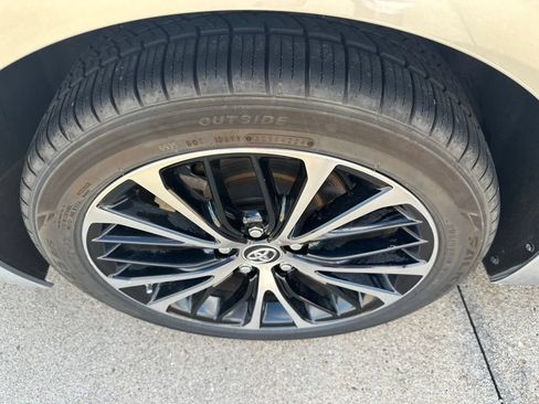 Used 2018 Toyota Camry SE FWD image 19