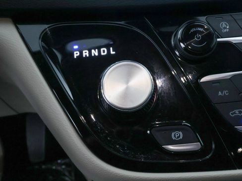 Used 2023 Chrysler Pacifica Touring-L FWD image 12
