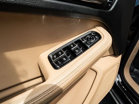Used 2019 Porsche Macan AWD/4WD image 32