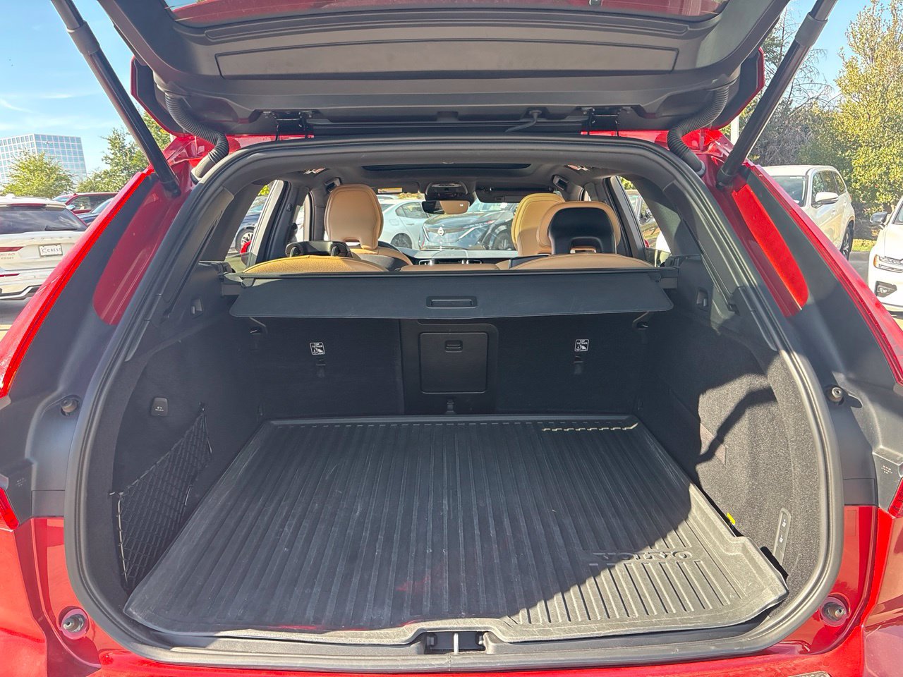 Used 2019 Volvo XC60 T5 Momentum w/ Multimedia Package FWD image 9