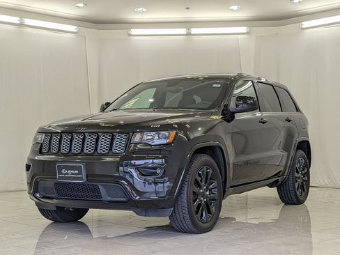 Used 2017 Jeep Grand Cherokee Altitude AWD/4WD image 4