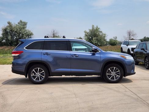 Used 2019 Toyota Highlander XLE AWD/4WD image 2