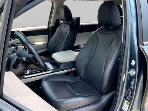 Used 2024 Kia Carnival EX FWD image 8
