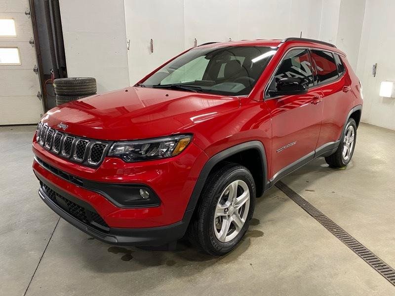 Used 2024 Jeep Compass Latitude AWD/4WD image 2