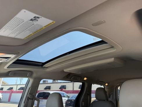 Used 2019 Toyota Sienna XLE Premium FWD image 25
