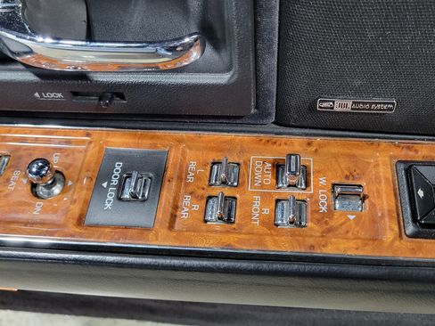 Used 1993 Lincoln Town Car Signature RWD image 18