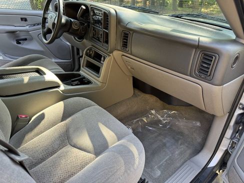 Used 2004 Chevrolet Tahoe LS w/ Preferred Equipment Group AWD/4WD image 19