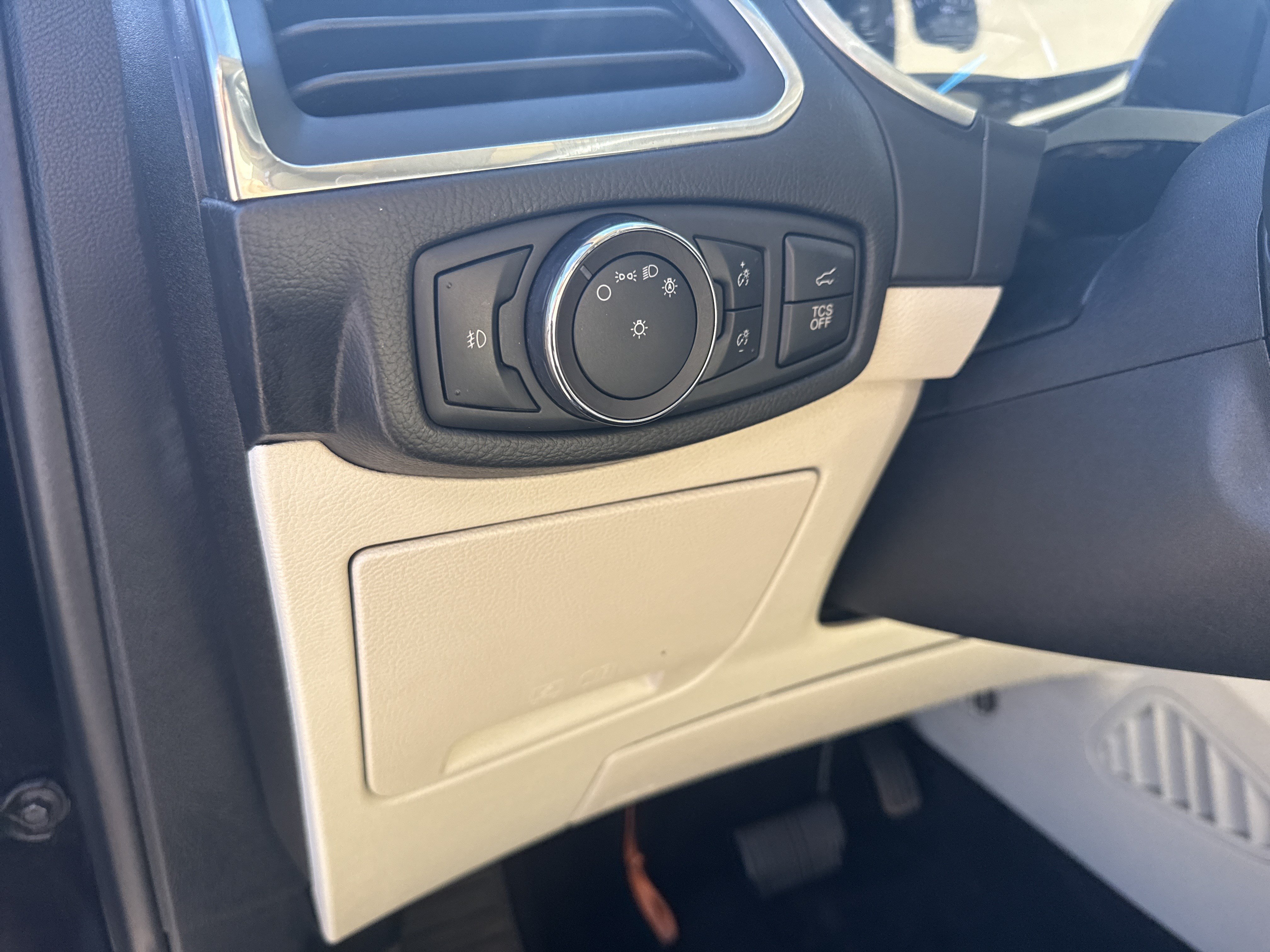 Used 2019 Ford Edge Titanium FWD image 31