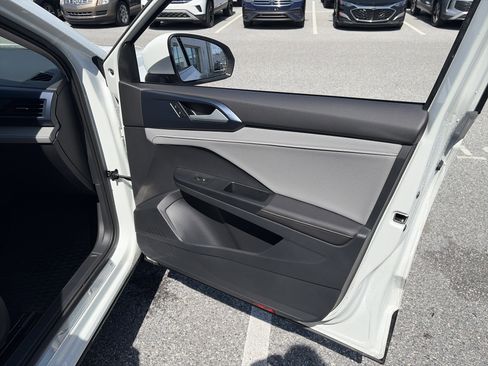 Used 2024 Volkswagen Taos SE image 29