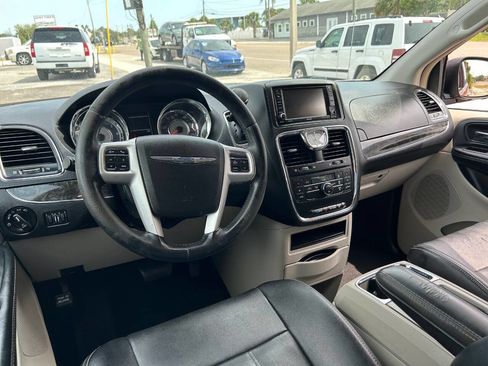 Used 2014 Chrysler Town & Country Touring image 11