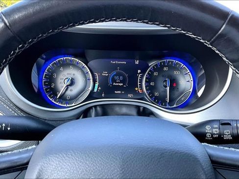 Used 2021 Chrysler Pacifica Touring-L w/ Uconnect Theater Family Group FWD image 13