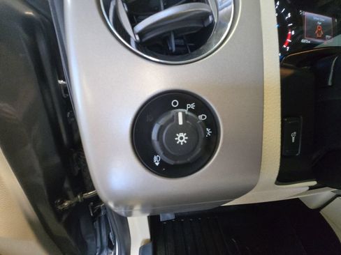 Used 2015 Ford Expedition XLT AWD/4WD image 32