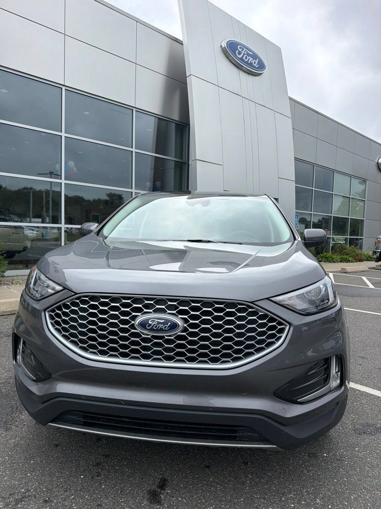 Used 2024 Ford Edge SEL w/ Convenience Package AWD/4WD image 2