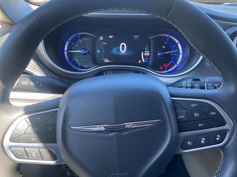 Used 2023 Chrysler Pacifica Touring-L image 41