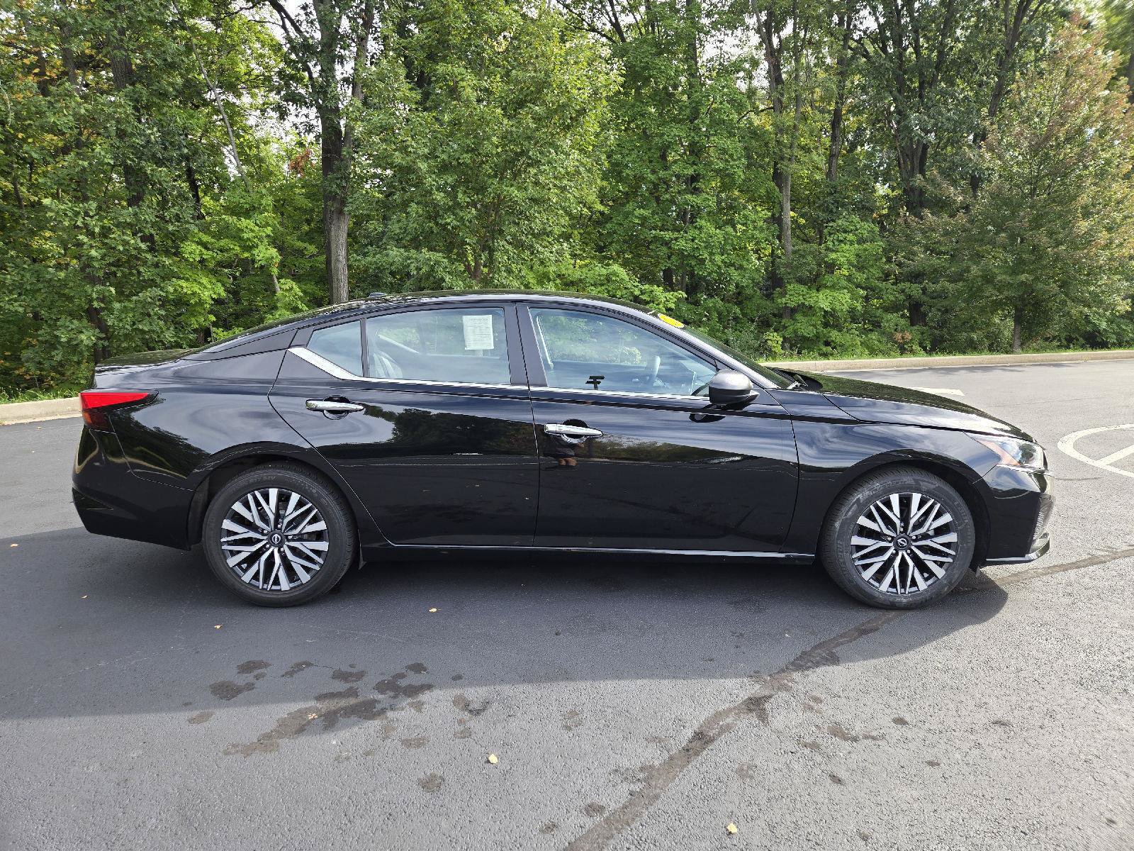Used 2025 Nissan Altima 2.5 SV FWD image 2