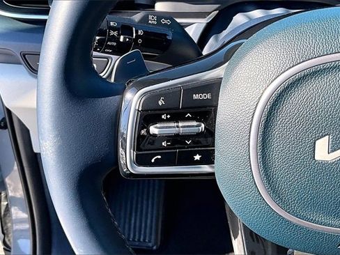 Certified 2025 Kia Carnival SX image 16