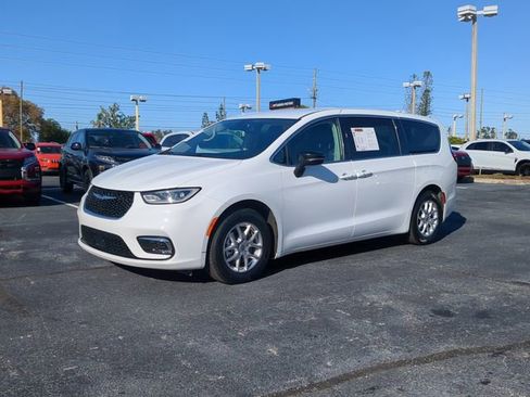 Used 2024 Chrysler Pacifica Touring-L image 2