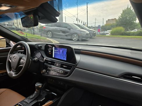 Certified 2024 Lexus ES 350 w/ Premium Package FWD image 32