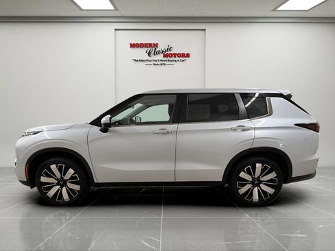 Used 2025 Mitsubishi Outlander AWD image 2