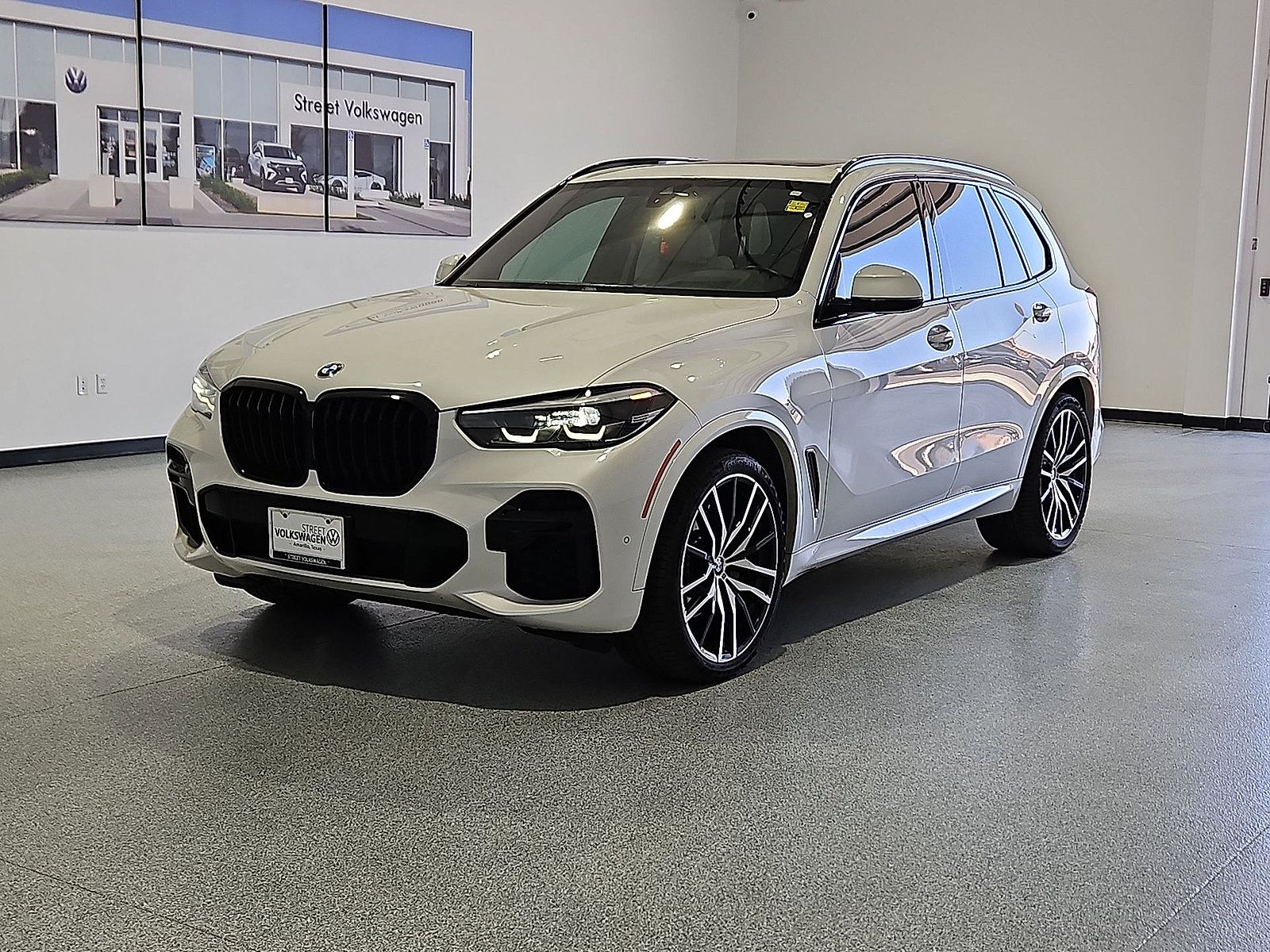 Used 2022 BMW X5 xDrive40i w/ M Sport Package AWD/4WD image 4