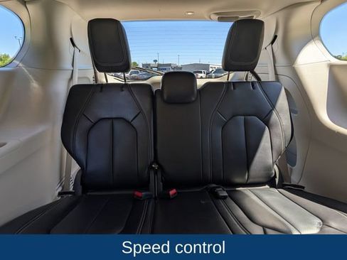 Used 2023 Chrysler Pacifica Touring-L FWD image 27