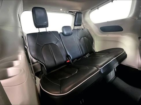 Used 2023 Chrysler Pacifica Limited FWD image 31