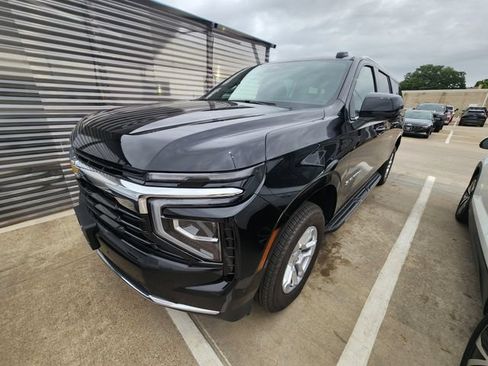 Used 2025 Chevrolet Suburban LS RWD image 3