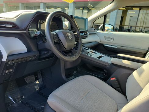 Used 2025 Toyota Sienna LE FWD image 19