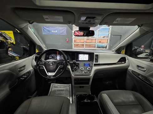 Used 2018 Toyota Sienna XLE Premium image 34