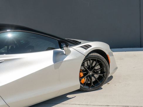 Used 2023 McLaren Artura RWD image 45