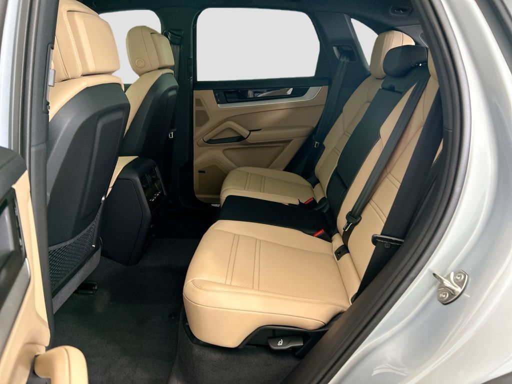 Used 2026 Porsche Cayenne AWD/4WD image 18