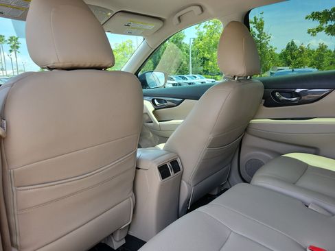 Used 2019 Nissan Rogue SV w/ Premium Package FWD image 16
