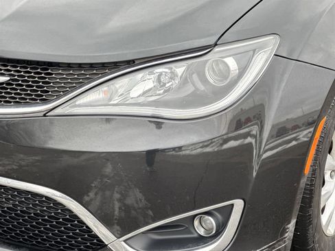 Used 2018 Chrysler Pacifica Touring-L Plus image 9