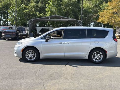 Used 2024 Chrysler Pacifica Touring-L FWD image 10
