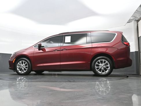 Used 2022 Chrysler Pacifica Touring-L AWD/4WD image 30