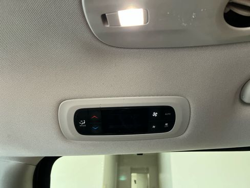 Used 2024 Chrysler Pacifica Touring-L FWD image 17