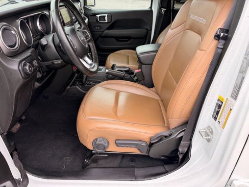 Used 2023 Jeep Wrangler Unlimited Rubicon w/ Cold Weather Group AWD/4WD image 10