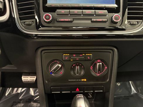 Used 2012 Volkswagen Beetle 2.0T image 16
