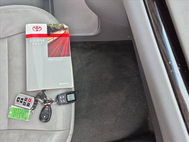 Used 2015 Toyota Sienna XLE FWD image 27