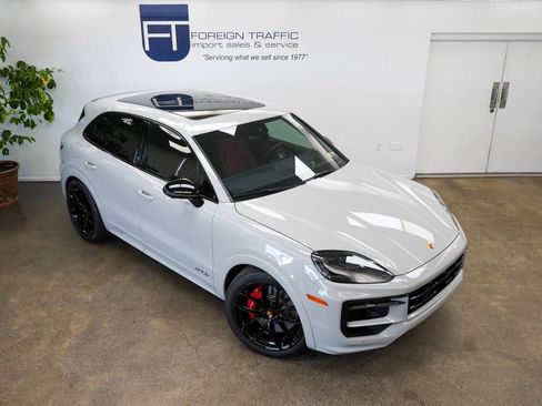 Used 2025 Porsche Cayenne GTS AWD/4WD image 35