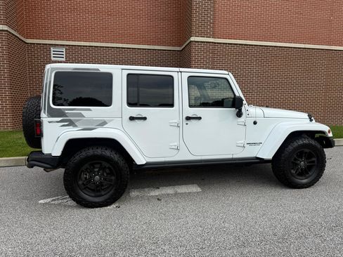 Used 2017 Jeep Wrangler Unlimited Sahara AWD/4WD image 15