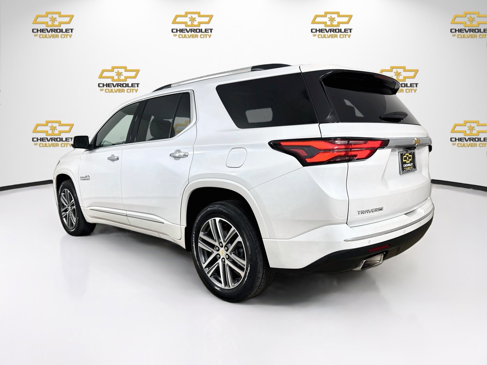 Used 2023 Chevrolet Traverse High Country FWD image 6