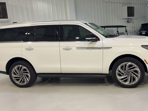 New 2026 Lincoln Navigator Premiere AWD/4WD image 2