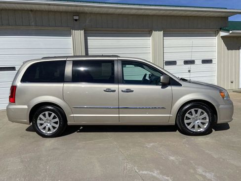 Used 2016 Chrysler Town & Country Touring w/ Driver Convenience Group FWD image 7