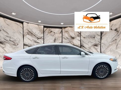Used 2017 Ford Fusion SE w/ Fusion SE Technology Package FWD image 3