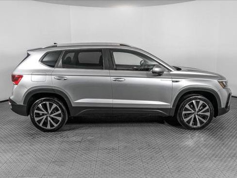 Used 2024 Volkswagen Taos SE image 8