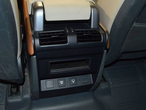 Used 2023 Land Rover Defender 110 SE AWD/4WD image 32