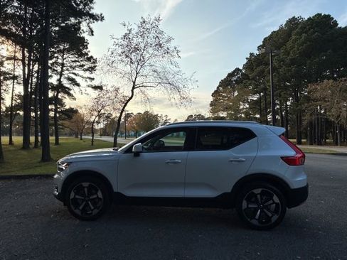 Used 2022 Volvo XC40 T5 Momentum w/ Premium Package image 6